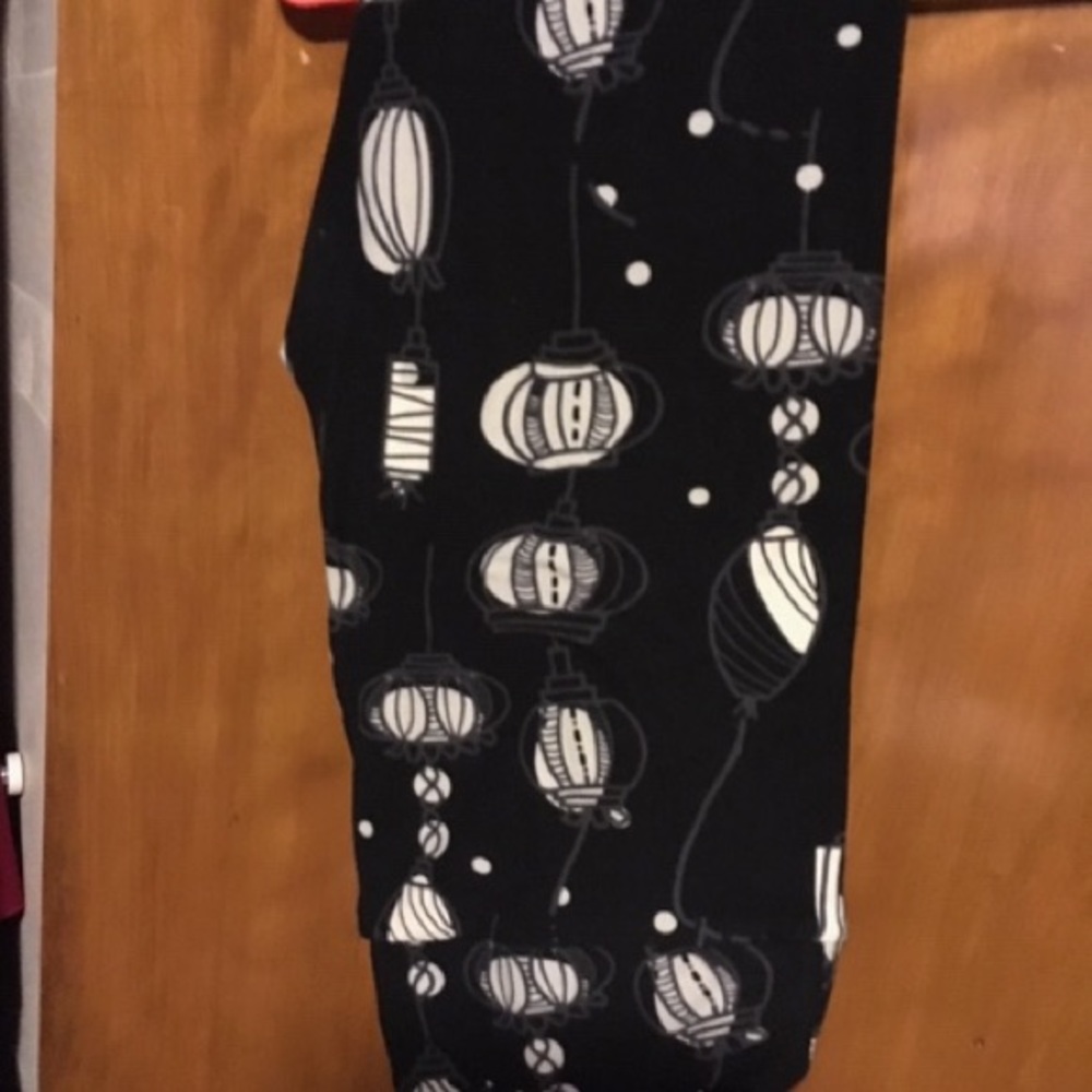 Black with white lanterns leggings